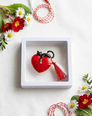 Brosa Martisor 5 cm, Inima cu pisica, in cutie 9x9 cm cu fereastra, cadou 1 Martie