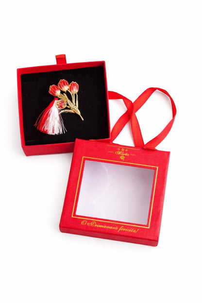 Brosa Martisor 5cm, buchet lalele, in cutie gentuta 7x7 cm cu fereastra, cadou 1 Martie