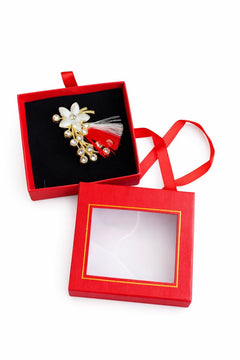 Brosa Martisor 5cm, Floare cu strasuri, in cutie gentuta 7x7 cm cu fereastra, cadou 1 Martie