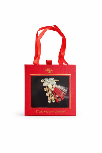Brosa Martisor 5cm, Floare cu strasuri, in cutie gentuta 7x7 cm cu fereastra, cadou 1 Martie