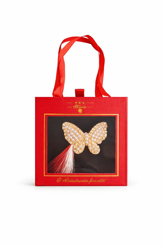 Brosa Martisor 5cm, Fluture pretios, in cutie gentuta 7x7 cm cu fereastra, cadou 1 Martie