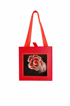 Brosa Martisor 5cm, Trandafir rosu, in cutie gentuta 7x7 cm cu fereastra, cadou 1 Martie