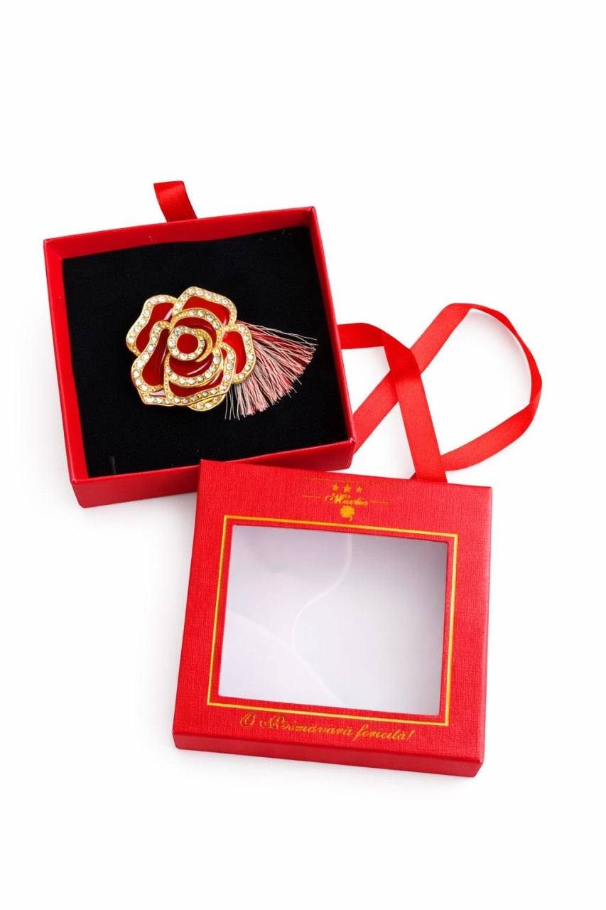 Brosa Martisor 5cm, Trandafir rosu, in cutie gentuta 7x7 cm cu fereastra, cadou 1 Martie