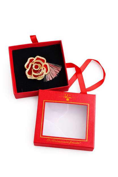 Brosa Martisor 5cm, Trandafir rosu, in cutie gentuta 7x7 cm cu fereastra, cadou 1 Martie