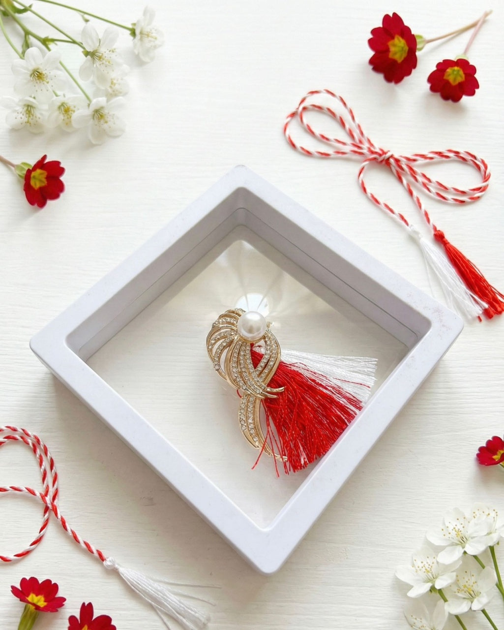 Brosa martisor aurie stilizata cu strasuri si perla in cutie cu expunere 3D, 9cm