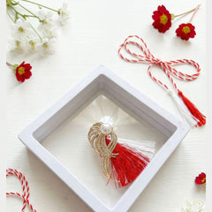 Brosa martisor aurie stilizata cu strasuri si perla in cutie cu expunere 3D, 9cm
