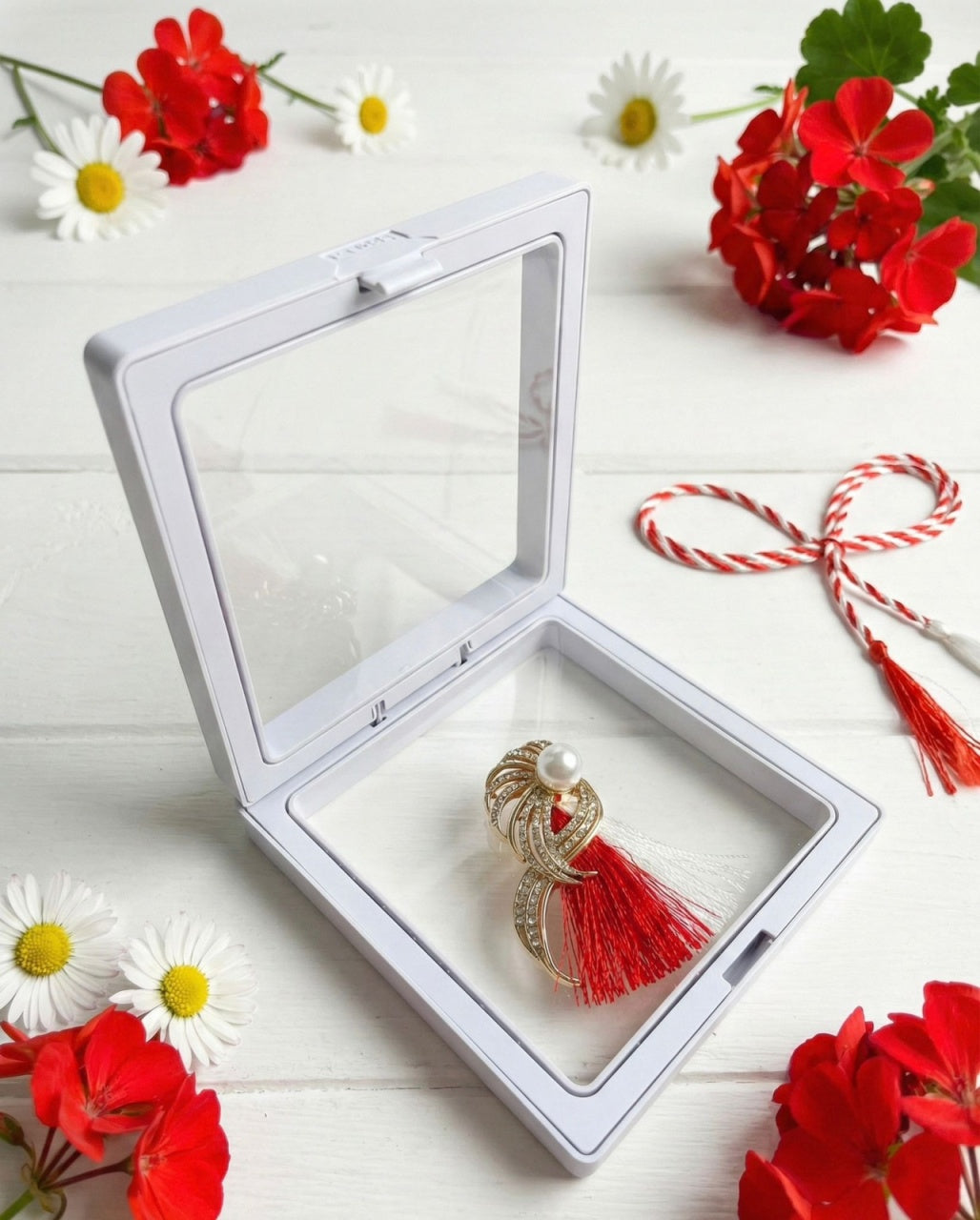 Brosa martisor aurie stilizata cu strasuri si perla in cutie cu expunere 3D, 9cm