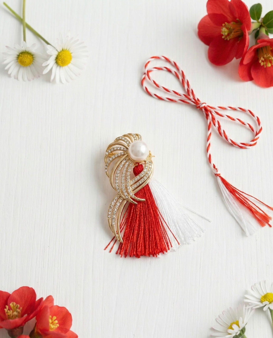 Brosa martisor aurie stilizata cu strasuri si perla in cutie cu expunere 3D, 9cm
