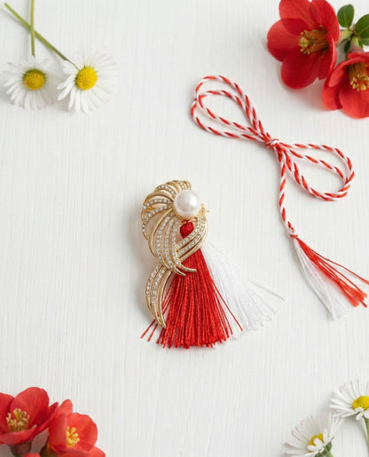 Brosa martisor aurie stilizata cu strasuri si perla in cutie cu expunere 3D, 9cm