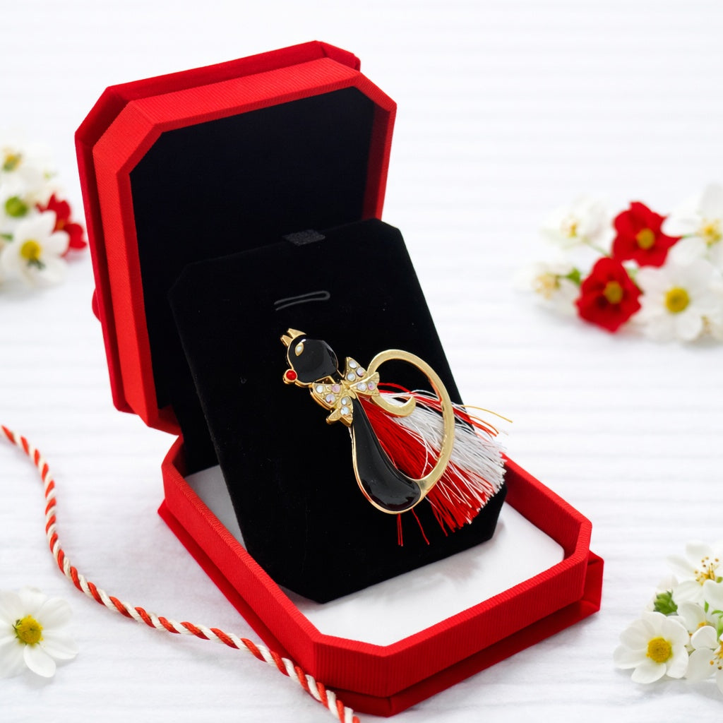Brosa Martisor Pisica Neagra cu Snur Alb-Rosu, Accesoriu Elegant de Primavara