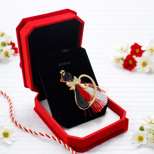 Brosa Martisor Pisica Neagra cu Snur Alb-Rosu, Accesoriu Elegant de Primavara
