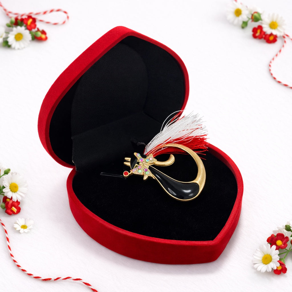 Brosa Martisor Pisica Neagra cu Snur Alb-Rosu, Cutie Inimioara