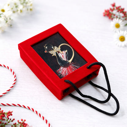 Brosa Martisor Pisica Neagra cu Strasuri in Cutie Eleganta