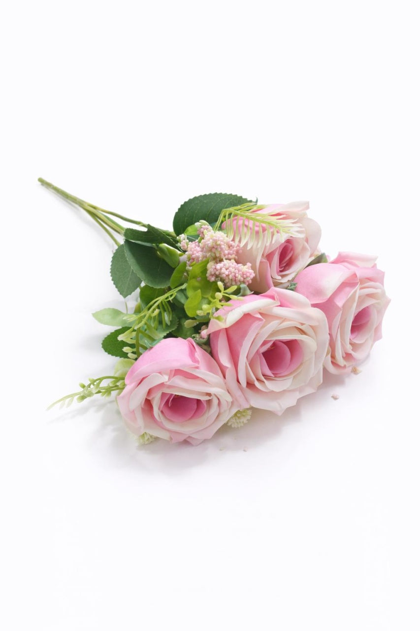 Buchet 5 trandafiri artificiali roz pal in nuante crem cu frunze decorative 30cm