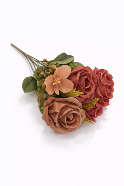 Buchet artificial 5 trandafiri si camelie aramiu cu maro, boboci decorativi, 30cm