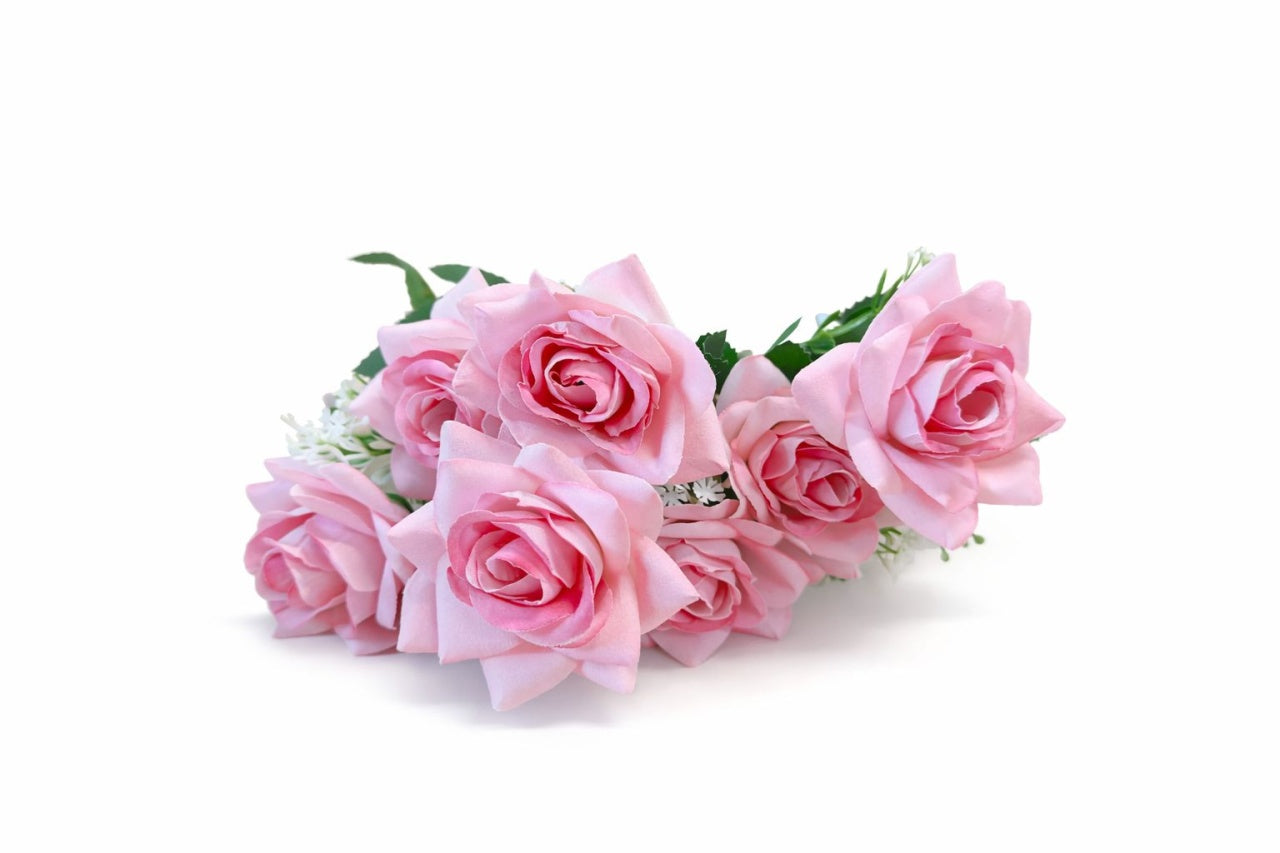 Buchet artificial deosebit cu 7 trandafiri catifelati, flori albe si frunze, roz crem 30cm