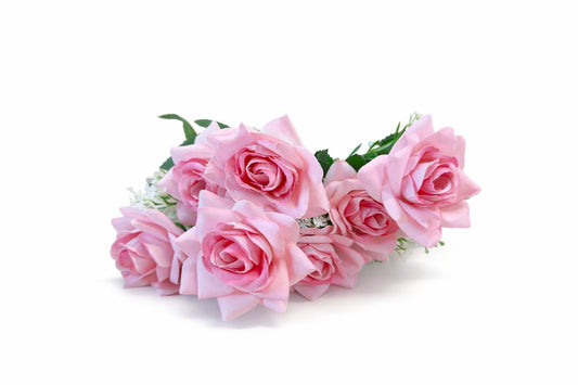 Buchet artificial deosebit cu 7 trandafiri catifelati, flori albe si frunze, roz crem 30cm