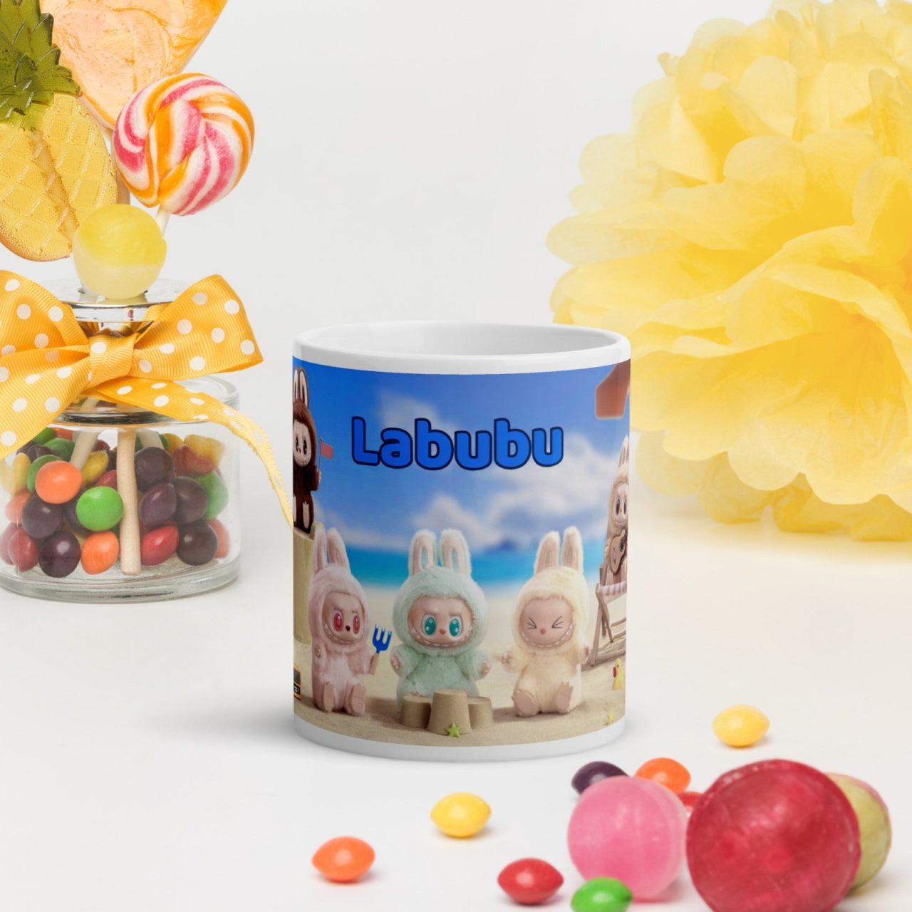 Cana ceramica 330 ml cu model Labubu pe plaja