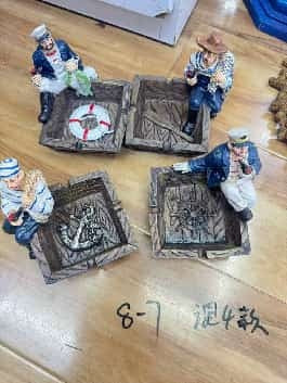 Cenușar ceramic cu figurine marinărești, maro, set 4 bucăți