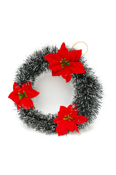 COROANA DECORATIVA CRACIUN CU GHIRLANDA ARGINTIE SI POINSETTIA ROSIE, 30cm