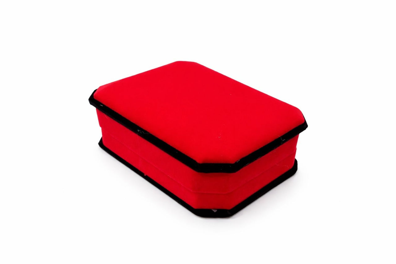 Cutie cadou catifea rosie 7.5x10x3.5 cm cu interior negru, pentru bijuterii sau martisor