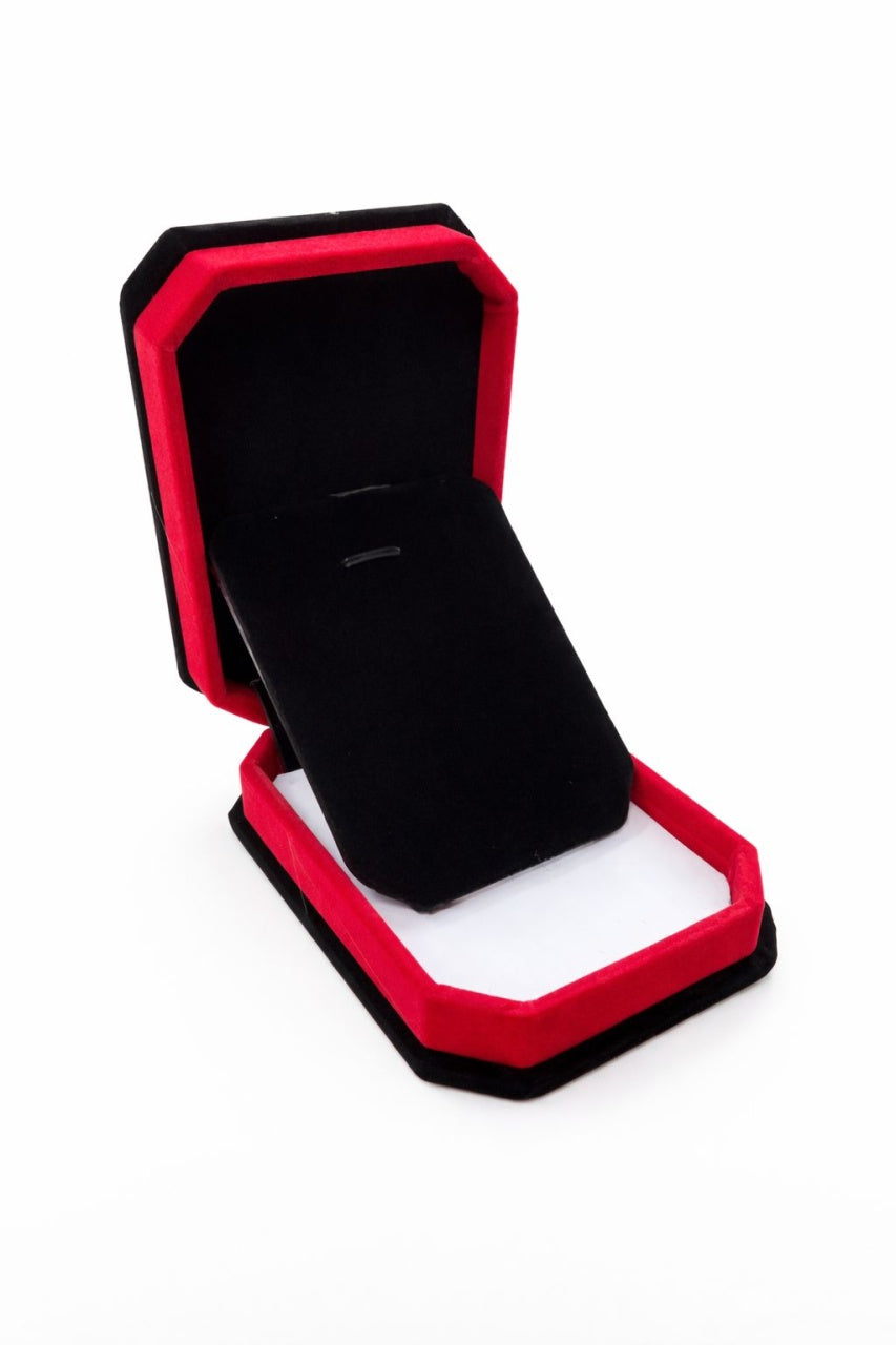 Cutie cadou catifea rosie 7.5x10x3.5 cm cu interior negru, pentru bijuterii sau martisor
