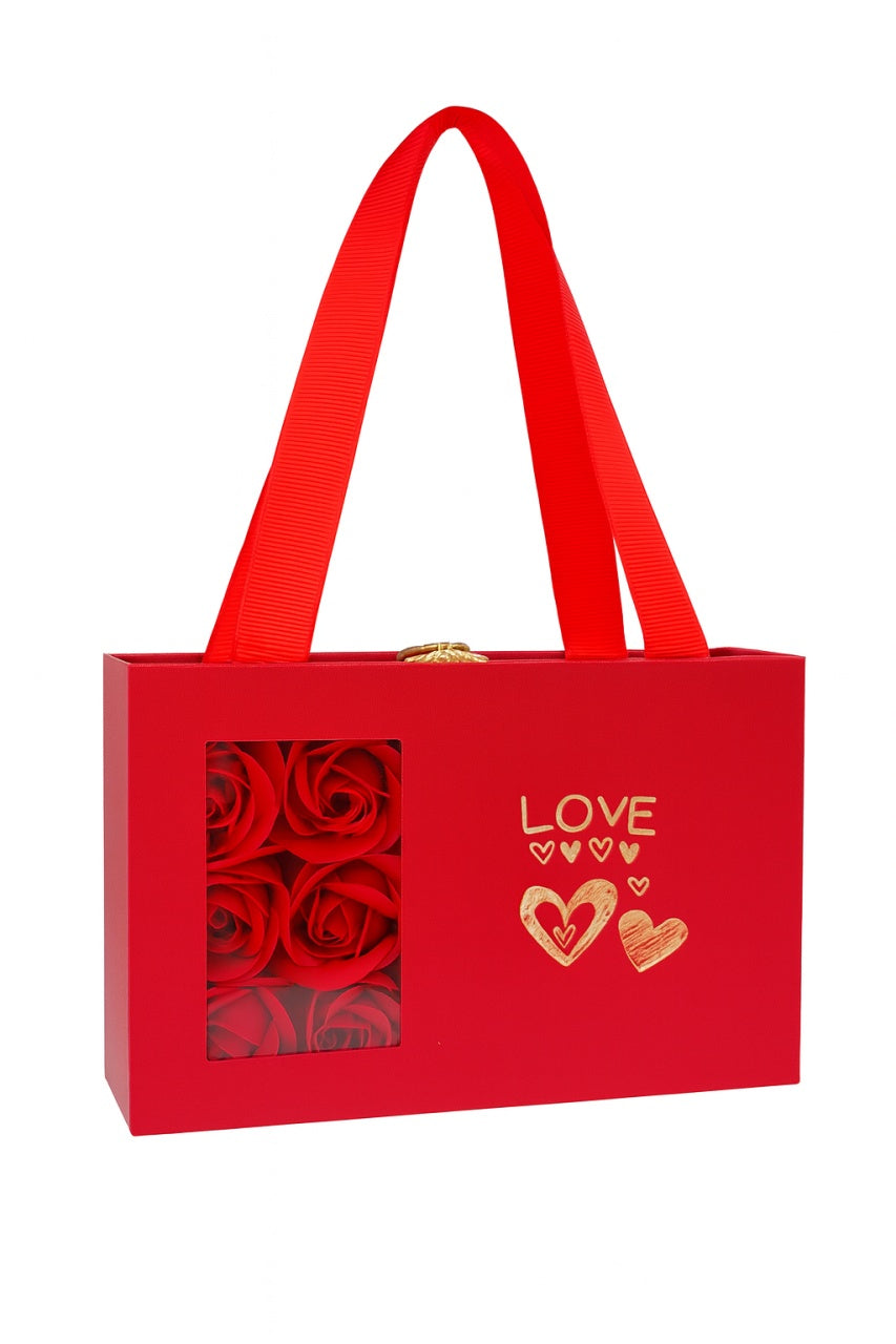 Cutie cadou tip punga 15x9.5x5 cm cu 6 trandafiri de sapun rosii si colier, model Love