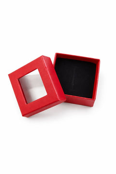Cutie carton rosie cu fereastra 4.5x4.5x2 cm, interior negru, pentru martisor sau bijuterii