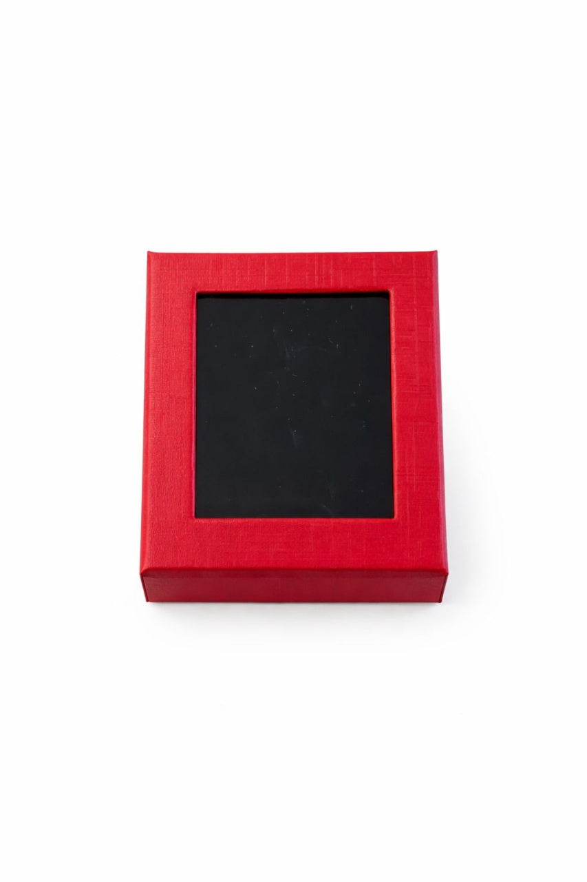 Cutie carton rosie cu fereastra 4.5x4.5x2 cm, interior negru, pentru martisor sau bijuterii
