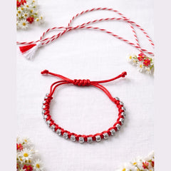 et de 20 de bratari martisor rosii cu margele argintii si snur reglabil