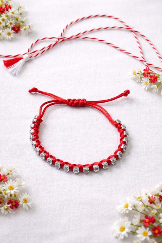 et de 20 de bratari martisor rosii cu margele argintii si snur reglabil