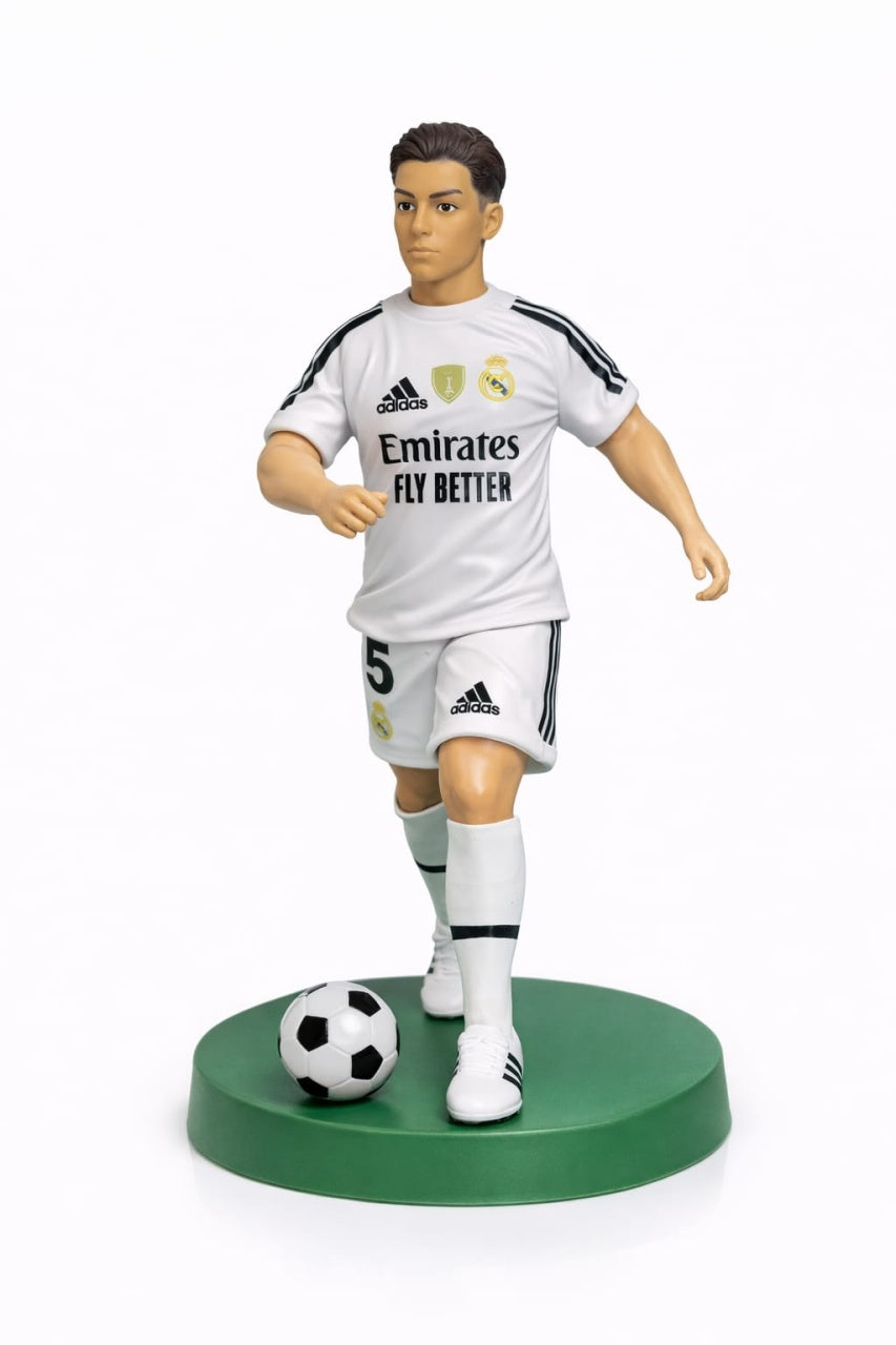 Figurina de colectie fotbalist cu minge si suport, 17 cm