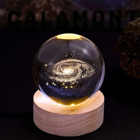 Glob Cristal 10cm Galaxie cu Suport Lemn Luminos , Decor Elegant si Cadou Premium