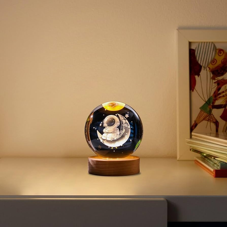 Glob Cristal 3D Astronaut pe Luna 8 cm, LED si Baza Lemn, Lampa Decor