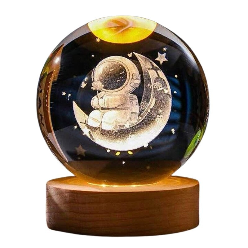 Glob Cristal 3D Astronaut pe Luna cu Baza Lemn si LED, Decor Premium, 6 cm