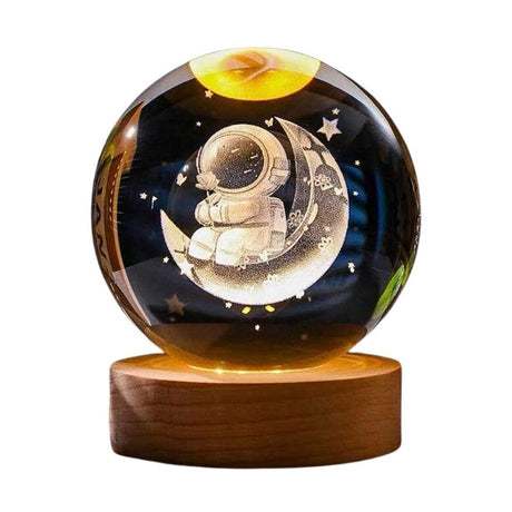 Glob Cristal 3D Astronaut pe Luna cu Baza Lemn si LED, Decor Premium, 6 cm