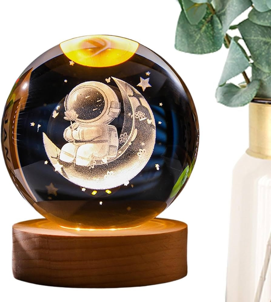 Glob Cristal 3D Astronaut pe Luna cu Baza Lemn si LED, Decor Premium, 6 cm