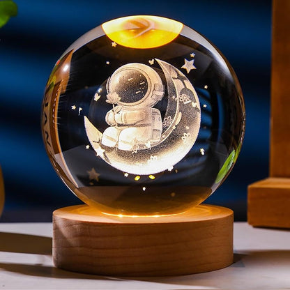Glob Cristal 3D Astronaut pe Luna cu Baza Lemn si LED, Decor Premium, 6 cm