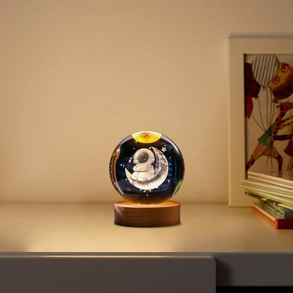 Glob Cristal 3D Astronaut pe Luna cu Baza Lemn si LED, Decor Premium, 6 cm