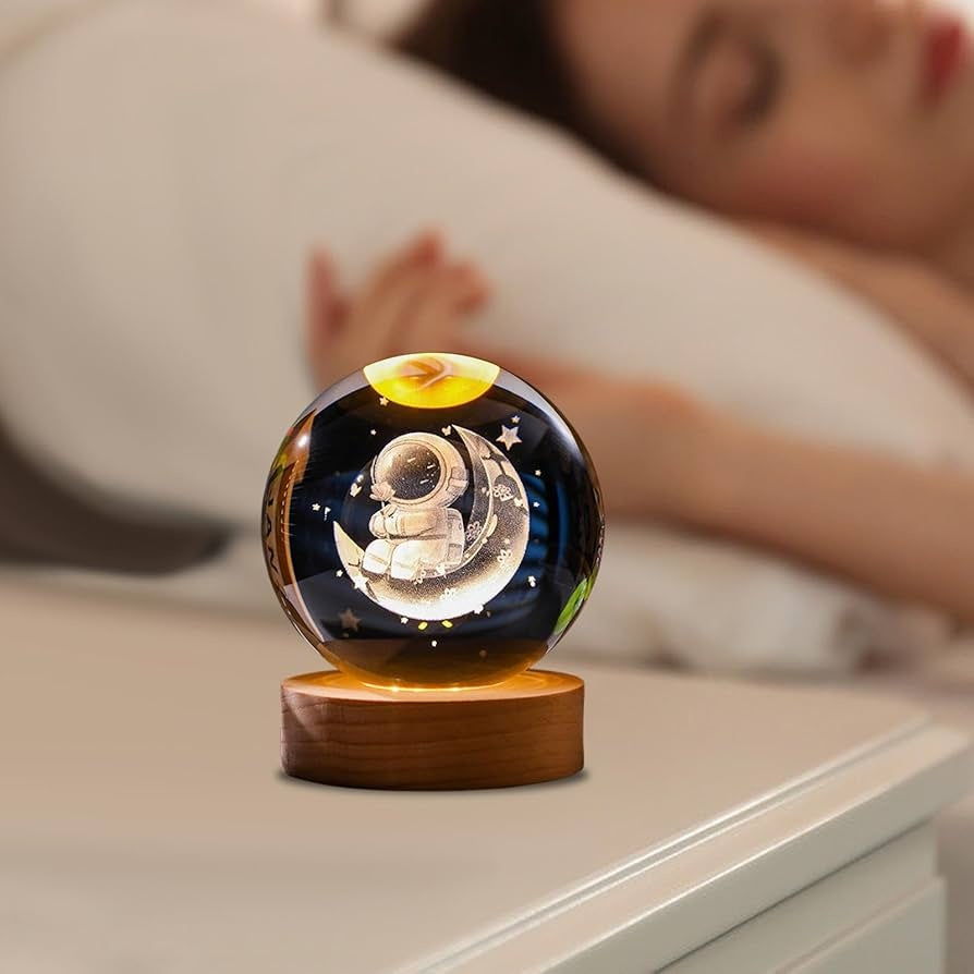 Glob Cristal 3D Astronaut pe Luna cu LED, 10 cm, Baza Lemn, Decor Cosmic