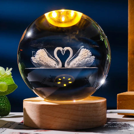 Glob Cristal 3D cu Lebede Indragostite, LED Cald, Baza Lemn Eleganta, Decor Romantic