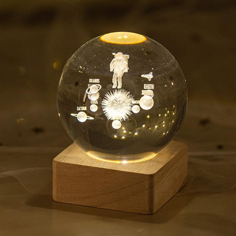 Glob Cristal 3D Sistem Solar cu Astronaut, LED si Baza Lemn, Decor Premium, 8 cm