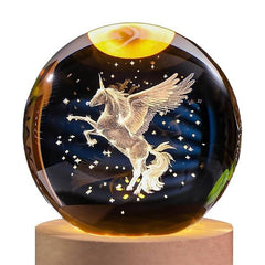 Glob Cristal 3D Unicorn cu Aripi, Baza Lemn si Iluminare LED, Decor Magic, 6 cm