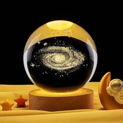 Glob cristal galaxie cu lumina LED si suport din lemn decor