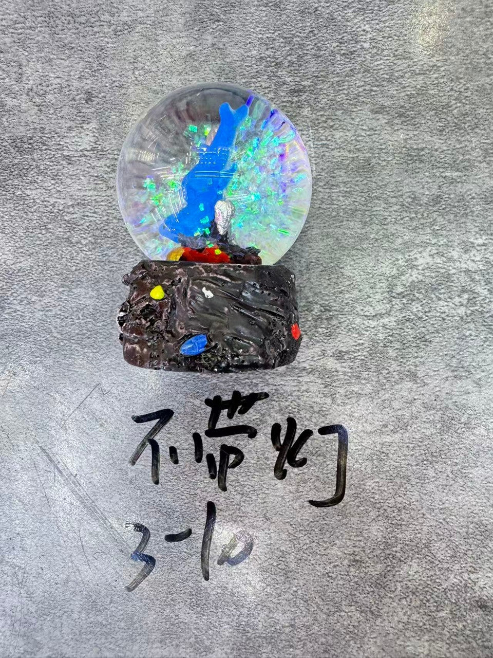 Glob decorativ cu delfini, iluminat multicolor, 10 cm