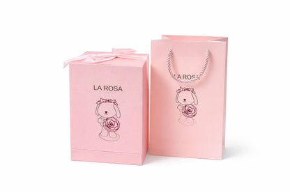 Iepuras cu trandafir in vitrina 22x15x15 cm, 1kg cu sertar bijuterii si punga cadou