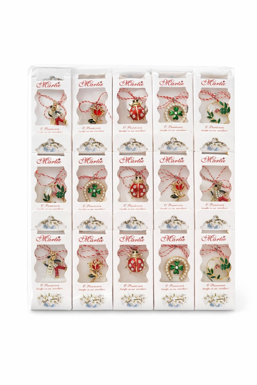 Martisor cu Brosa Metalica si Snur Traditional, Ambalaj Elegant cu Mesaj, 11x2x4 cm
