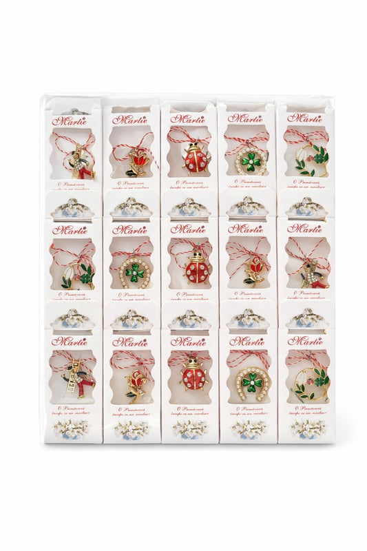Martisor cu Brosa Metalica si Snur Traditional, Ambalaj Elegant cu Mesaj, 11x2x4 cm
