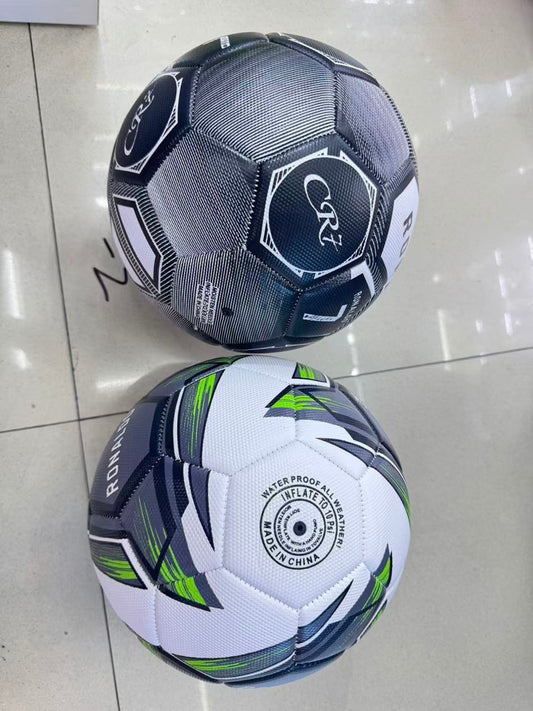 Minge fotbal decorativă din material rezistent, alb cu detalii verzi și negre