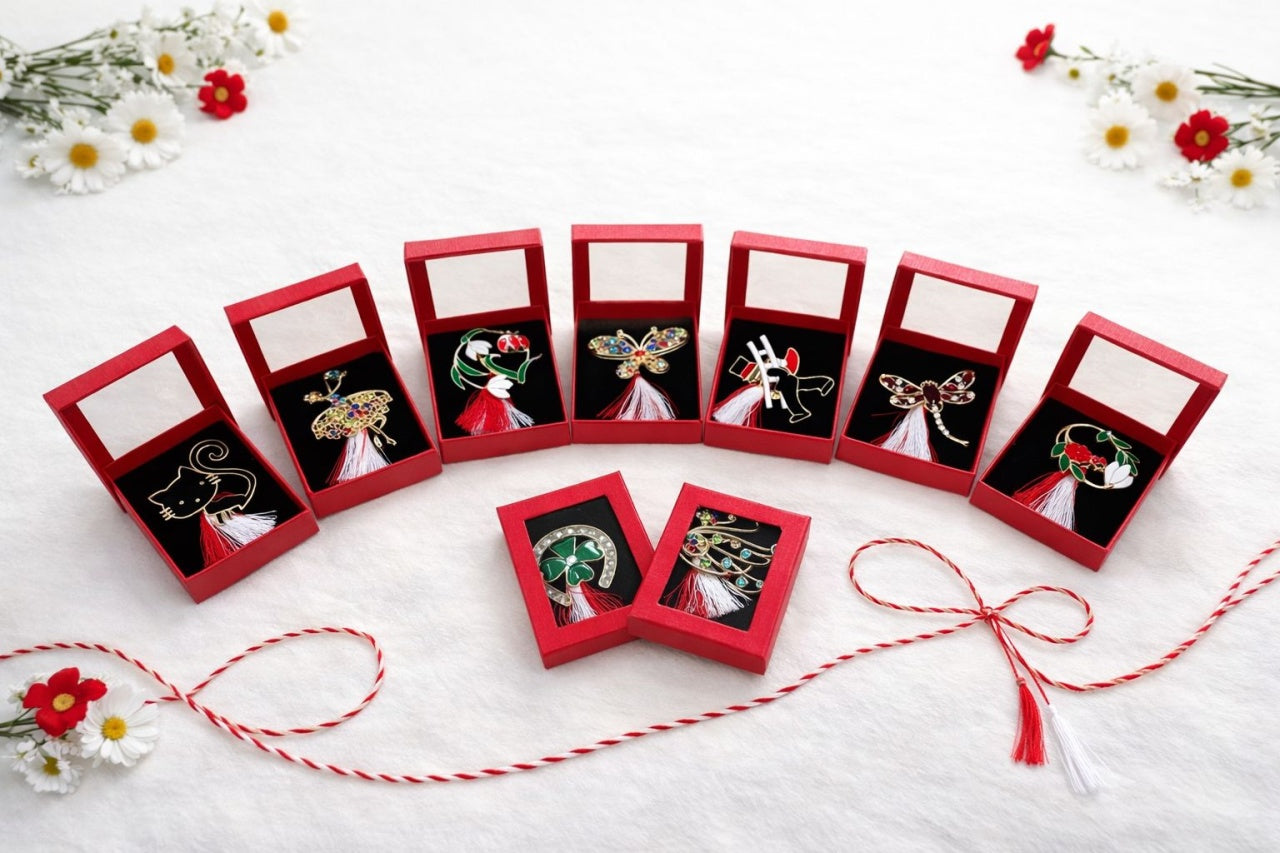 Oferta 12 brose modele mixte de 5 cm in cutie rosie cu snur negru de 9x6 cm